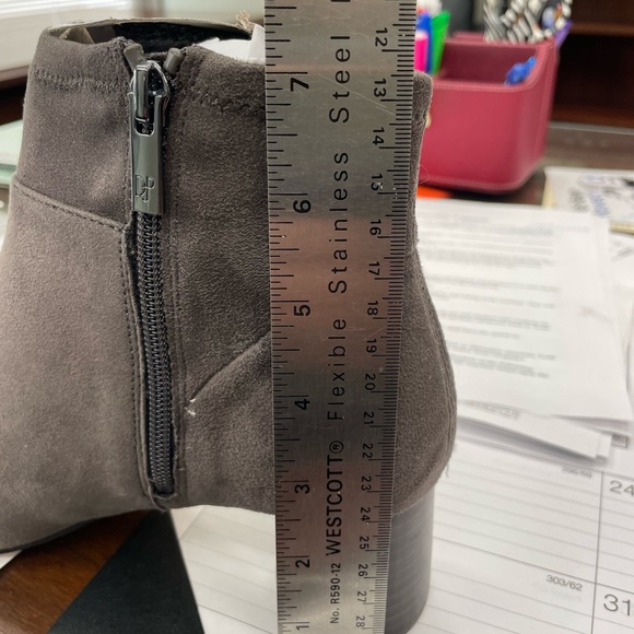 NWT Donald Pliner Suede Stretch Booties - Picture 7 of 7